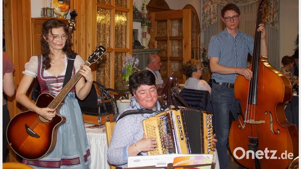Ein schnell zusammengewürfeltes Trio: Marina Zilk (links) und Thomas Eichstetter (rechts) begleiten auf ihren Instrumenten Lisa Schmid aus Neunburg. Bild: mmj