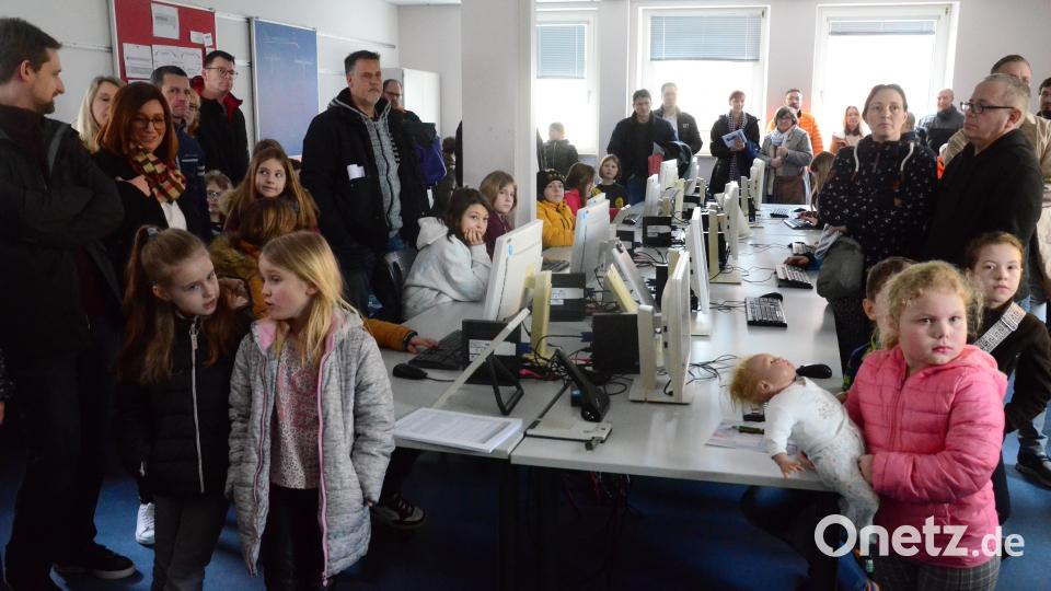 Heiß begehrt sind beim Tag der offenen Tür die Schulhausführungen. Bild: Kunz