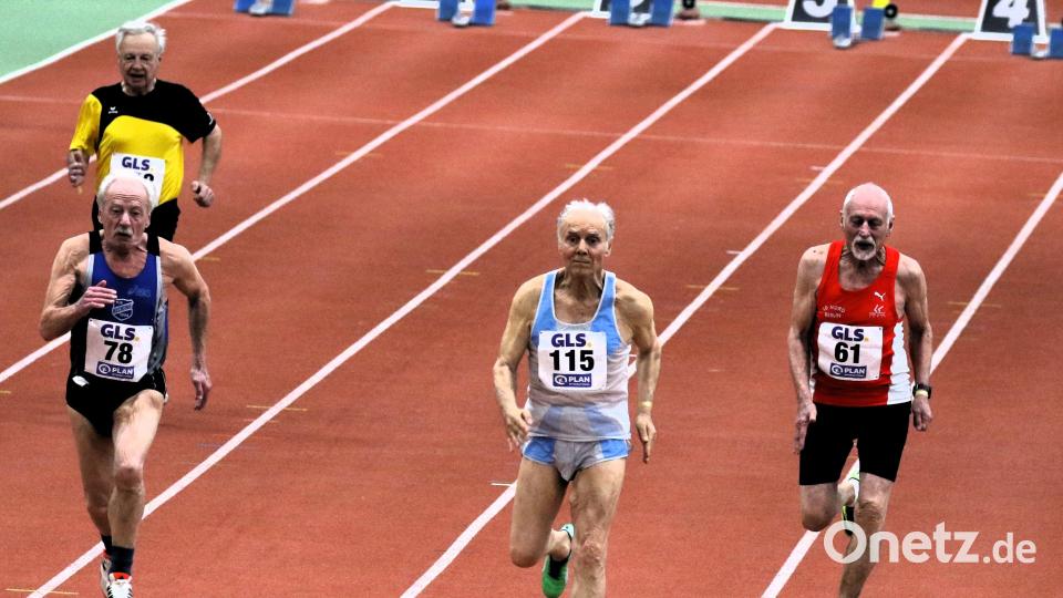 Karl Schmid (Zweiter von rechts) auf seinem Weg zum Titel über die 60 Meter. Bild: Hermes/exb