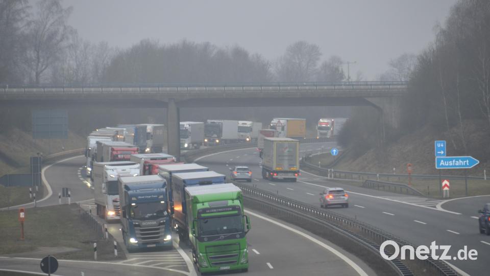 Die A6 ist bei Vohenstrauß nach einem Unfall mit einem Lkw und einem offenbar gestohlenem BMW blockiert. Bild: dob