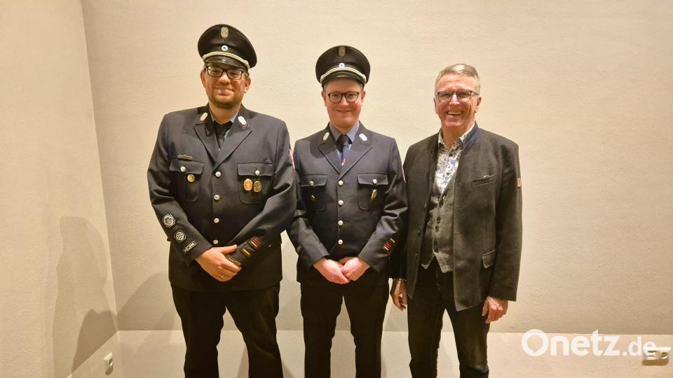 Das Bild zeigt (von links) Stellvertretenden Kommandant Michael Bauer, Kommandant Josef Konrad und Bürgermeister Franz Stahl. Bild: Feuerwehr Lengenfeld/exb