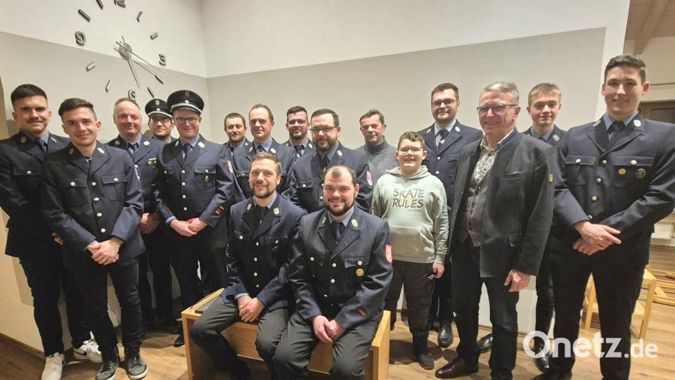 Die Führungsriege der Feuerwehr: (stehend von links) Xaver Rupprecht, Lukas Rupprecht, Christian Schedl, die Kommandanten Michael Bauer und Josef Konrad, Peter Kraus, Markus Gleißner, Thomas und Stefan Mayerhöfer, Markus Bergauer, Lukas Sturm, Florian Thoma, Bürgermeister Franz Stahl, Leon Grüner, Lukas Ott, (sitzend von links) sowie die Vorsitzenden Johannes Bauer und Rupert Gruber. Bild: Feuerwehr Lengenfeld/exb