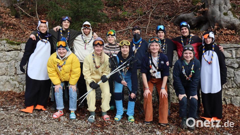 Teamfoto mit Pinguinen verkleideten Jugendleitern. Bild: sgg