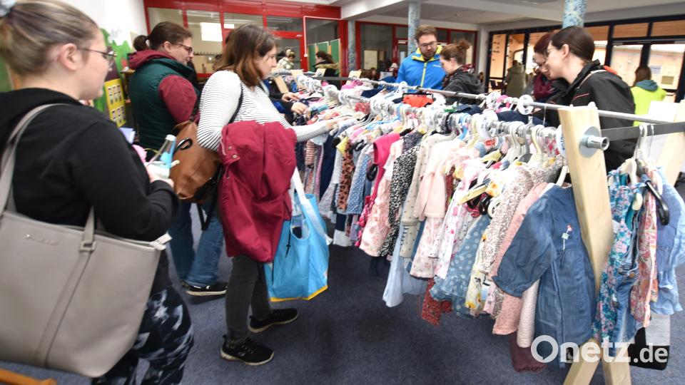 Nach über zehn Jahren Pause organisierte die Illschwanger Krabbelgruppe wieder einen sehr gut besuchten Kinder- und Babybasar in der örtlichen Grundschule Bild: no