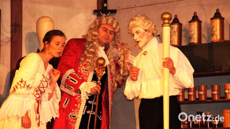 Am Bild des erfolgreichen barocken Wanderarztes, hier beim Eisenbarth-Festspiel dargestellt von Florian Waldherr (zusammen mit Anna Waldherr und Michael Brunner), wird nicht gerüttelt. Archivbild: lg