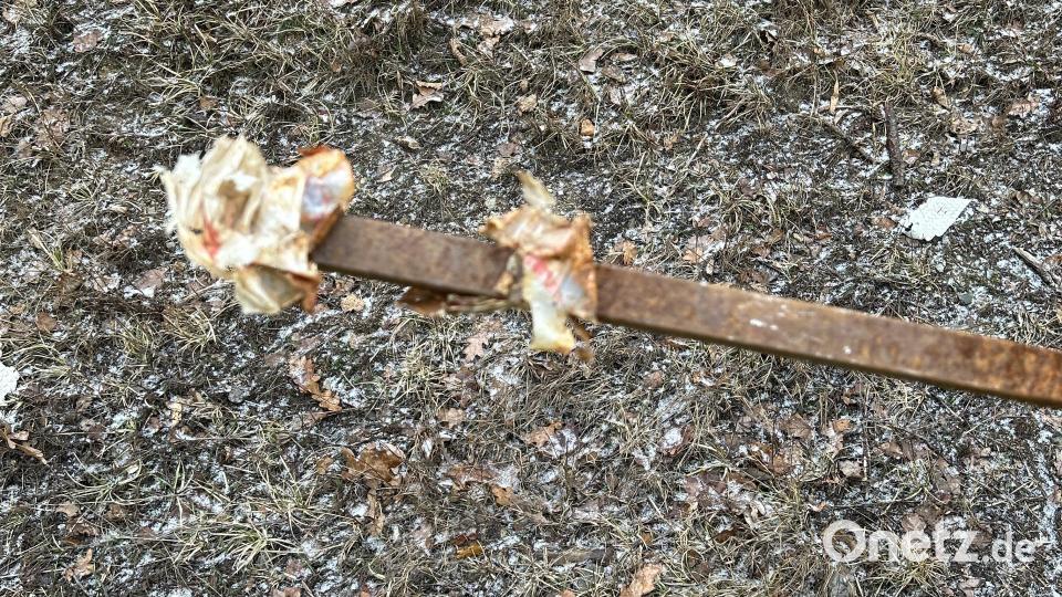 Diese Eisenstange löste sich von einem Anhänger auf der A 93 bei Schönwald. Bild: Verkehrspolizeiinspektion Hof