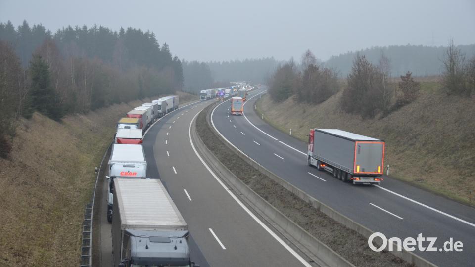 Die A6 ist bei Vohenstrauß nach einem Unfall mit einem Lkw und einem offenbar gestohlenem BMW blockiert. Bild: dob