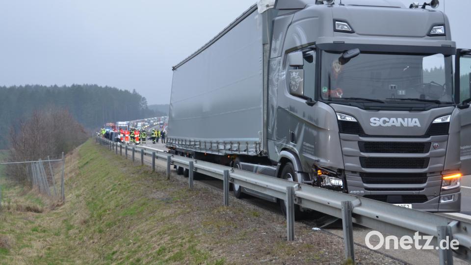 Die A6 ist bei Vohenstrauß nach einem Unfall mit einem Lkw und einem offenbar gestohlenem BMW blockiert. Bild: dob
