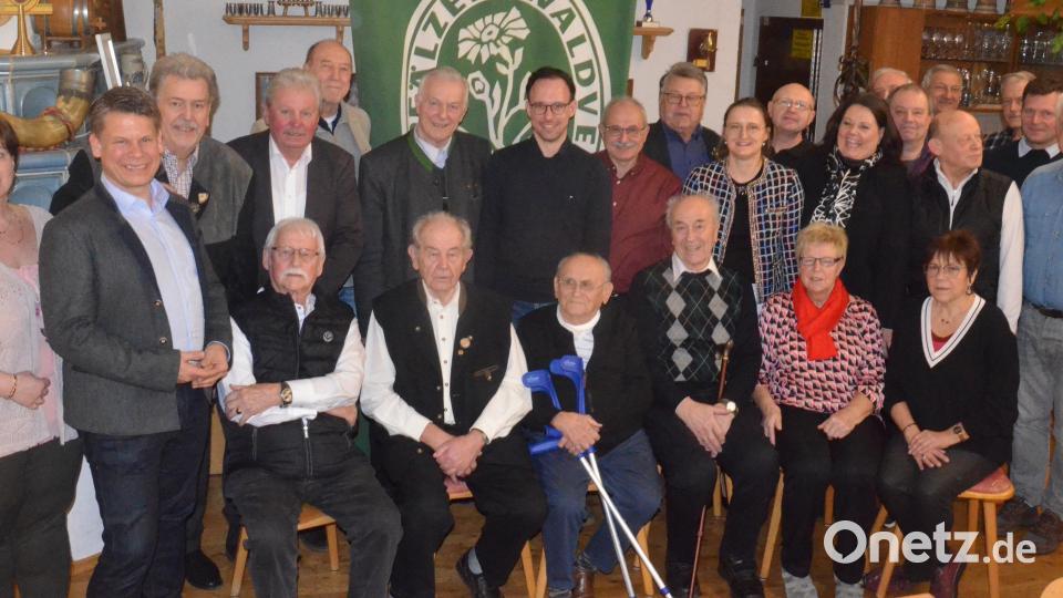 Der neu gewählte Vorstand des OWV Weiden mit den Geehrten. Bild: Kunz