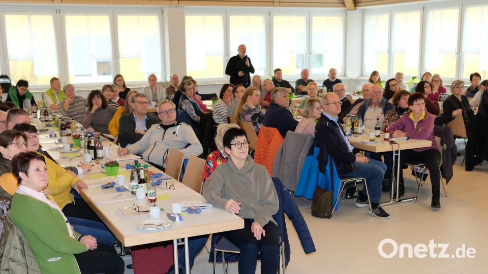Im Rahmen der Tagung der OGV-Kreisverbände Neustadt/WN., Tirschenreuth und Weiden standen das umfangreiche Dienstleistusngsangebot des Landesverbandes für Gartenbau und Landespflege und die Anwendung in der Vereinspraxis im Mittelpunkt Bild: do