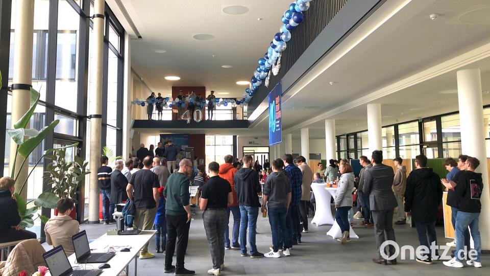 Insgesamt mehr als 550 Besucher informierten sich beim Tag der offenen Tür am BSZ Wiesau über das Leistungsangebot der dort ansässigen Fachschulen. Bild: wro
