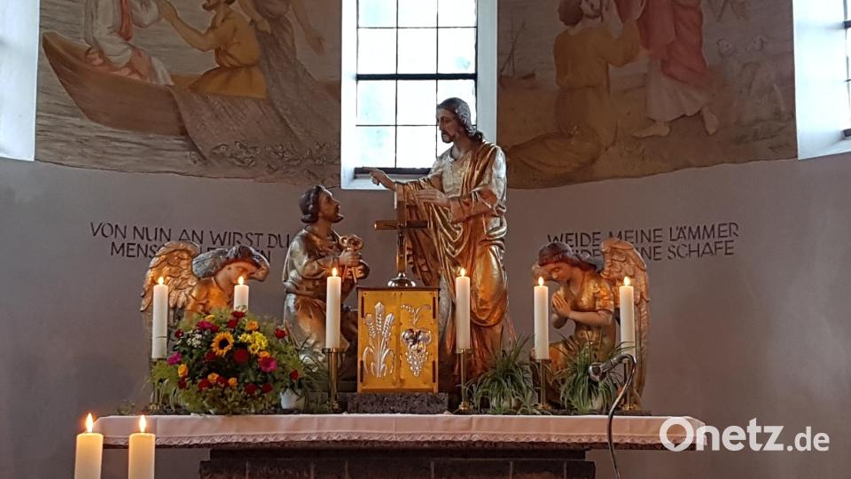 Im Altarraum der Peterskirche in Wäldern wird der Apostel Petrus (knieend, links) dargestellt mit Schlüsseln in der Hand. Bild: ban