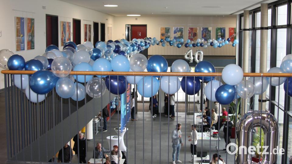 Vor 40 Jahren wurde der heutige Informatik-Campus in Wiesau als EDV-Schulen ins Leben gerufen. Zeichen für das Jubiläum war der mit Lufballons geschmückte Teil oberhalb der Schulaula. Bild: wro
