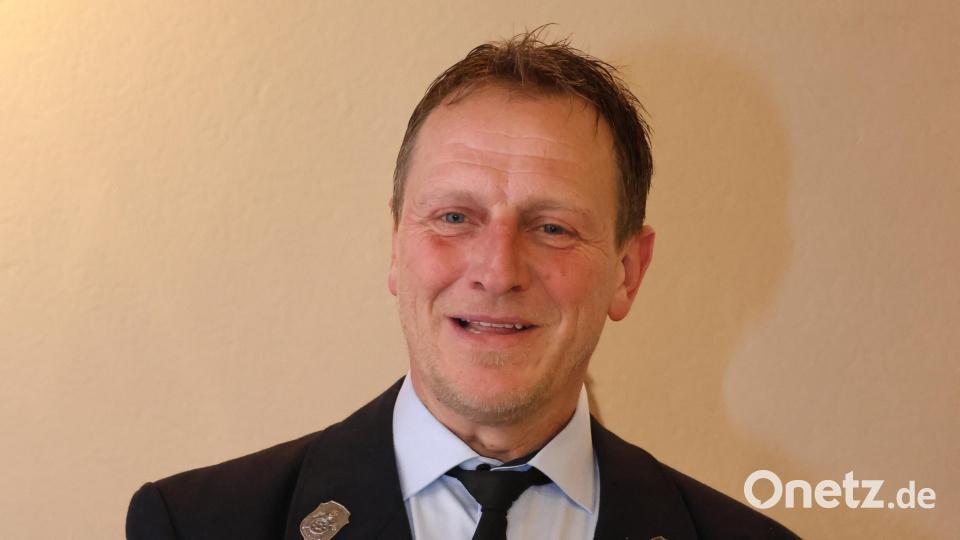 Herbert Tretter tritt nach 30 Jahren ab. Er war 12 Jahre Kommandant und 18 Jahre Vorsitzender der Reuther Wehr. In seine Amtszeit fallen der Neubau des Feuerwehrhauses, das jährliche Dorffest, die Sanierung der Vereinsfahne sowie die Anschaffung des Feuerwehrfahrzeugs. Bild: rpp/exb