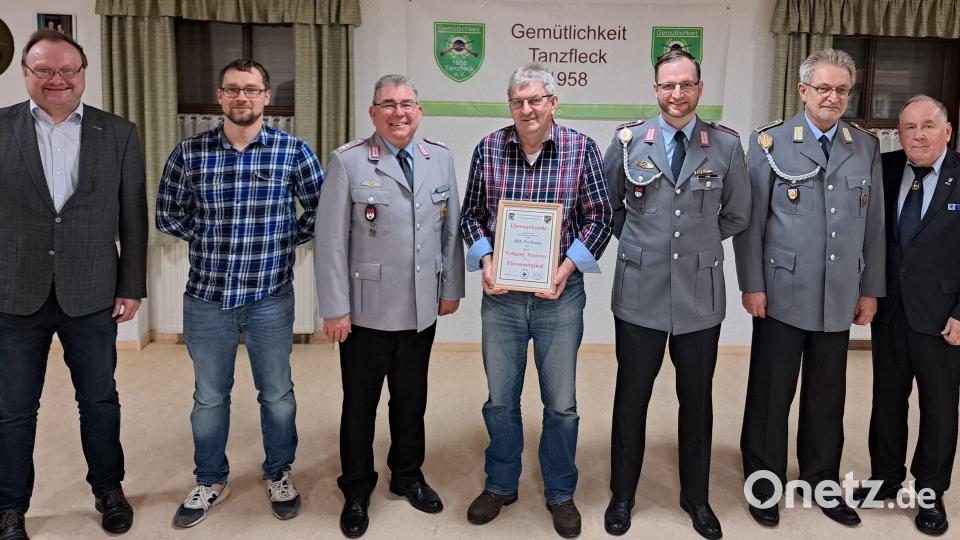 Wolfgang Rauscher (Mitte mit Urkunde) wird aufgrund seiner herausragenden, langjährigen Verdienste um die Freihunger Kameradschaft zum Ehrenmitglied ernannt. Dem Geehrten gratulierten die Vorstandschaft und Ehrengäste. (v.l.n.r.): Bürgermeister Uwe König, 2. Vorsitzender Rafael Kämmerer, 1. Vorsitzender Norbert Bücherl, 3. Vorsitzender Dominik Falk, Kassier Klaus Paa und Bezirksvorsitzender Horst Embacher. Bild: nbu