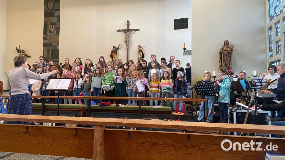 Ein Friedenskonzert gibt der Kinder- und Jugendchor der Pfarrei St. Michael in der Poppenrichter Pfarrkirche. Bild: Amelie Probst/exb