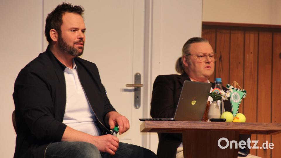 Johannes Aichinger und Jens Ulrich Seffen (von links) als Vorsitzende des Tennisclubs in der Diskussion. Bild: kro