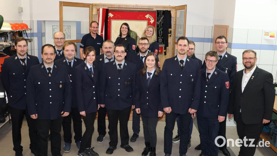 Die neue Vereinsleitung der Feuerwehr Reuth wird nun von Florian Merkl (vorne, Dritter von rechts) geführt. Bild: rpp/exb