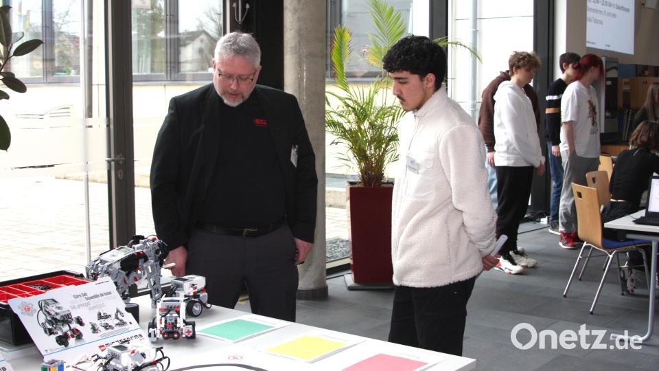 Den Informationsstand in der Aula betreute Studiendirektor Volker Adamczyk (links). Bild: wro