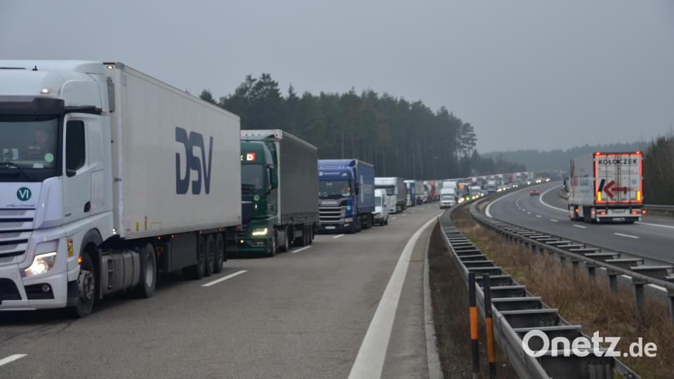 Die A6 ist bei Vohenstrauß nach einem Unfall mit einem Lkw und einem offenbar gestohlenem BMW blockiert. Bild: dob