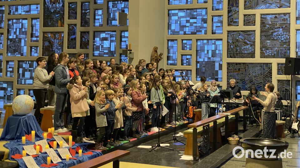 Ein Friedenskonzert gibt der Kinder- und Jugendchor der Pfarrei St. Michael in der Poppenrichter Pfarrkirche. Bild: Dominik Mitterer/exb