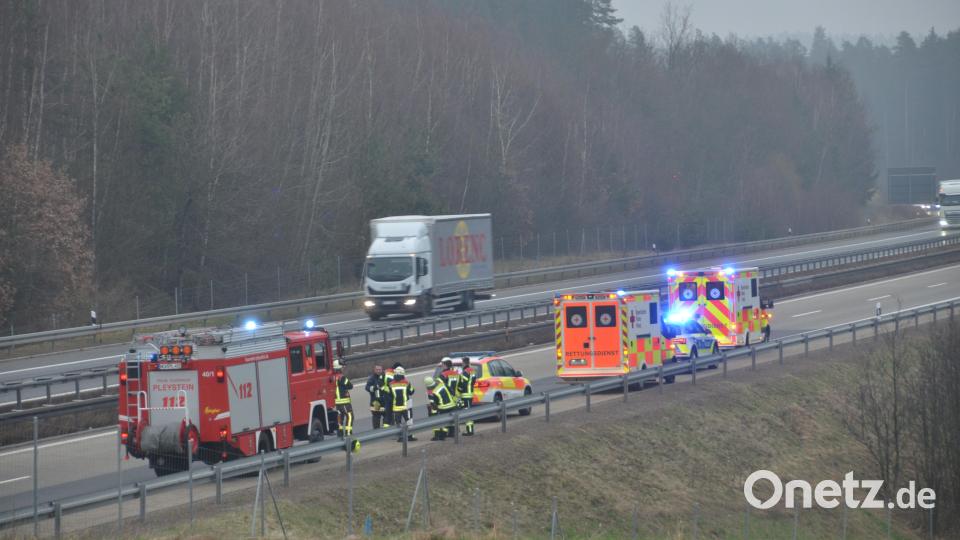 Die A6 ist bei Vohenstrauß nach einem Unfall mit einem Lkw und einem offenbar gestohlenem BMW blockiert. Bild: dob