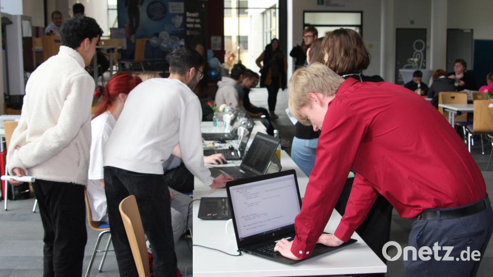 Die ersten Eindrücke vom Angebot lieferten Stände in der Aula, wo sich der Informatik-Campus bereits mit einigen Eindrücken vorstellte. Bild: wro