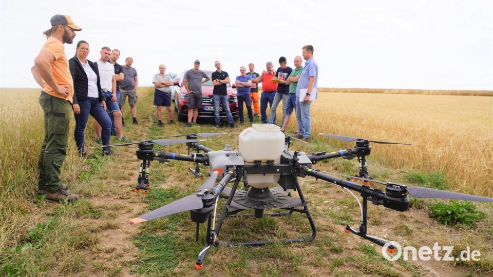 Drohnenpilot Michael Wiesent (links) erklärt den interessierten Zuschauern den Ablauf des Drohnenflugs. Bild: fvo