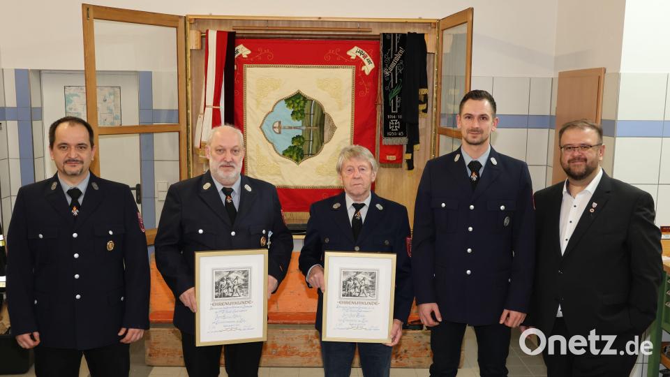 Vorsitzender Florian Merkl (Zweiter von rechts) gratulierte Adolf Legat (Dritter von rechts) und Michael Dötsch (Zweiter von links). Dötsch ist ab sofort Ehrenkommandant und Legat Ehrenmitglied der Reuther Wehr. Bild: rpp/exb