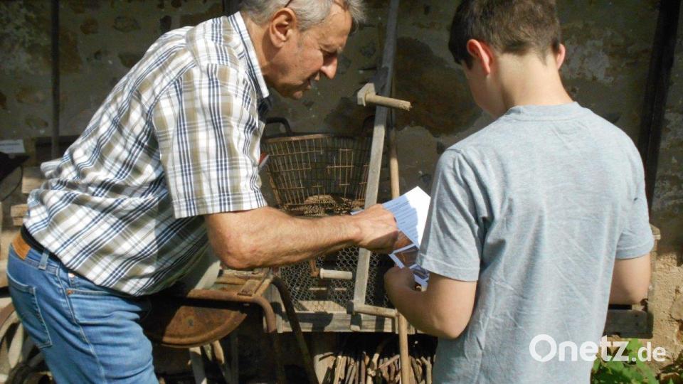 Museumsrallye im Mai 2023: Gar nicht so einfach, die Bilder dem passenden Text zuzuordnen. Wozu mag die Vorrichtung genutzt worden sein? Gut, dass Jakob List (links) mit Rat und Tat zu Seite steht. Bild: wfe