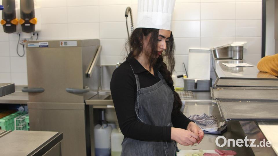 In der Schulküche wurde fleißig vor- und zubereitet. An diesem Tag sollten auch die Kochkünste in den Mittelpunkt rücken. Bild: wro