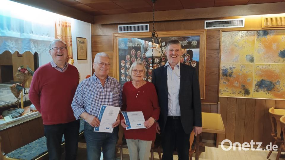 Der neue Vorsitzende Johann Ludwig (links) ehrte gemeinsam mit 2. Vorsitzenden Reiner Pickel Wilfried Schönfelder und Waltraud Igel für 25 Jahre Mitgliedschaft im VdK Weigendorf. Bild: dlu