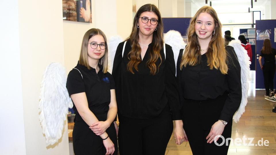 In der Fachschule für Hotel- und Tourismusmanagement wurden die Gäste von „Reise-Engeln“ willkommen geheißen. Auch die Fachschülerinnen Sarah Striegl, Gina Reichart und Anna-Lena Golsch (von links) schlüpften in diese Rolle. Bild: wro