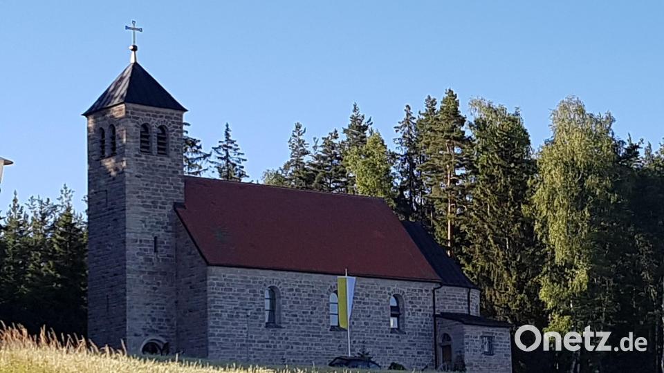 Die Peterskirche in Wäldern im Licht der Abendsonne. Bild: ban