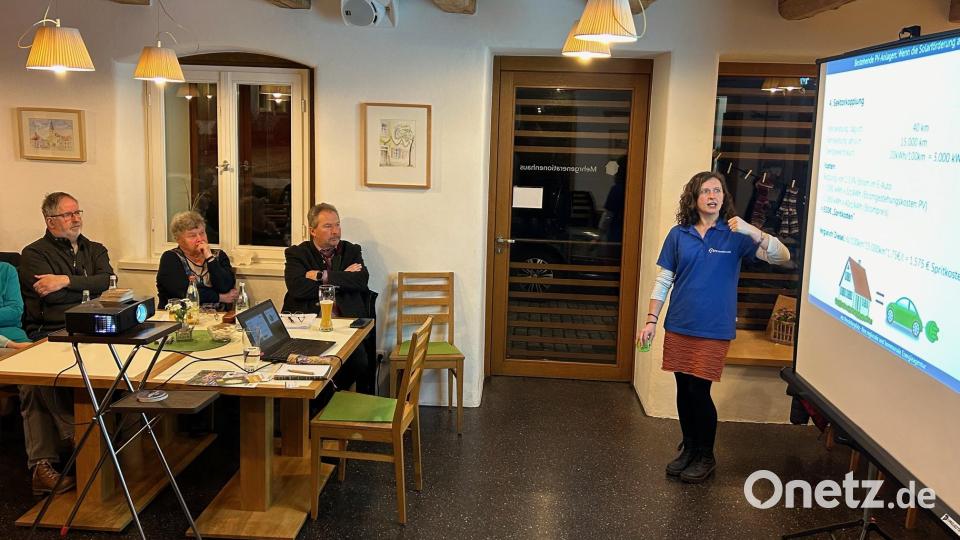 Corinna Loewert vom Energie-Technologischen Zentrum Nordoberpfalz zeigte die künftige Förderung von Photovoltaik-Anlagen auf. Bild: SPD Mitterteich/exb