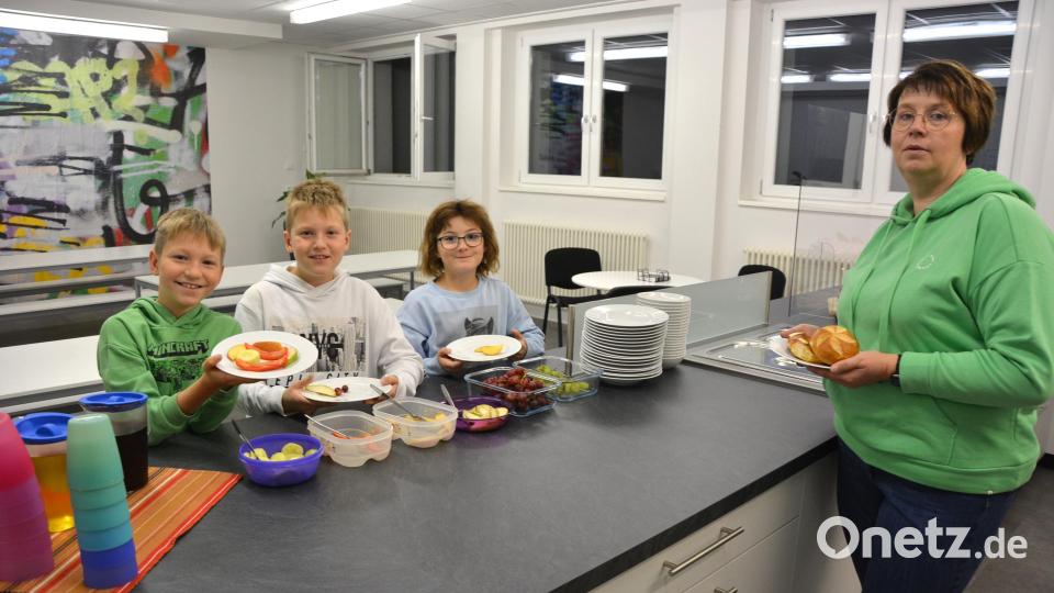 Täglich gibt es ein gesundes Frühstück für die Kinder, zubereitet von Marion Burger in der Schulküche. Bild: jr