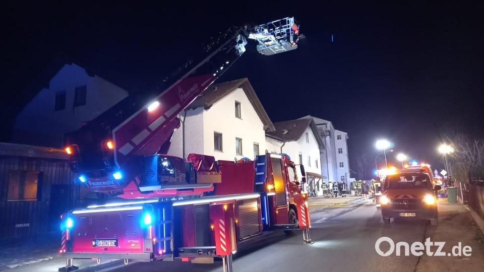 Mit Hilfe der Drehleiter gelingt es der Feuerwehr, fünf Personen aus dem stark verrauchten Gebäude in Nittenau zu retten. Bild: bl