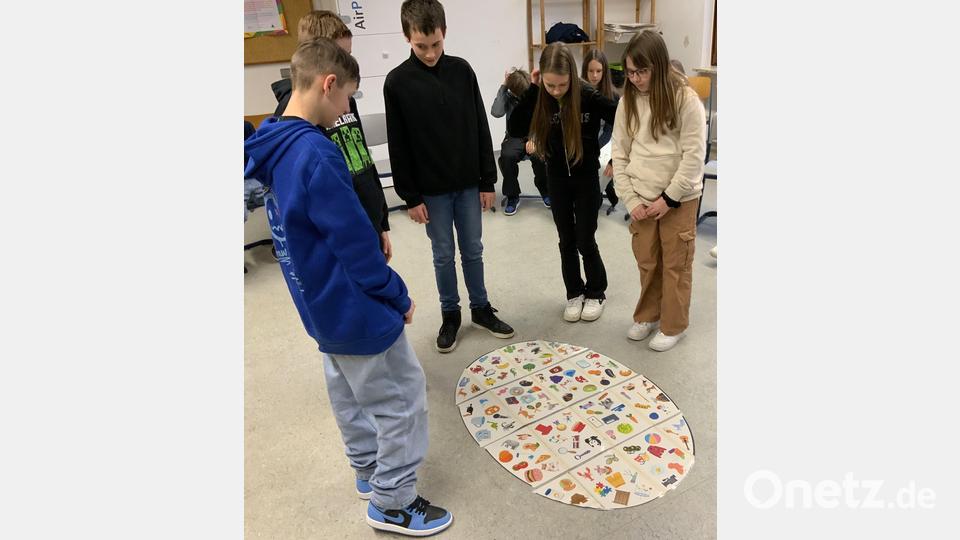 Die Kemnather Realschüler der 6. Jahrgangsstufe erhielten einen spielerischen Zugang zur französischen Sprache. Bild: Astrid Arius/Realschule Kemnath/exb