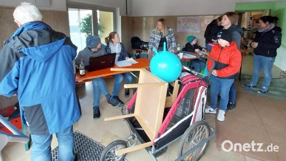 Neben Kinderkleidung gab es auch Spielsachen, Kinderwägen und Sportartikel. An der Kasse wurde dann alles genau notiert und ausgetragen. Bild: exb; Elternbeirat/Lothar Thumbeck