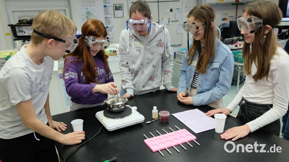Der Feierstunde gingen gemeinsame Experimente deutscher und amerikanischer Schüler in den Experimentierbereichen der Middle School voraus. Bild: do