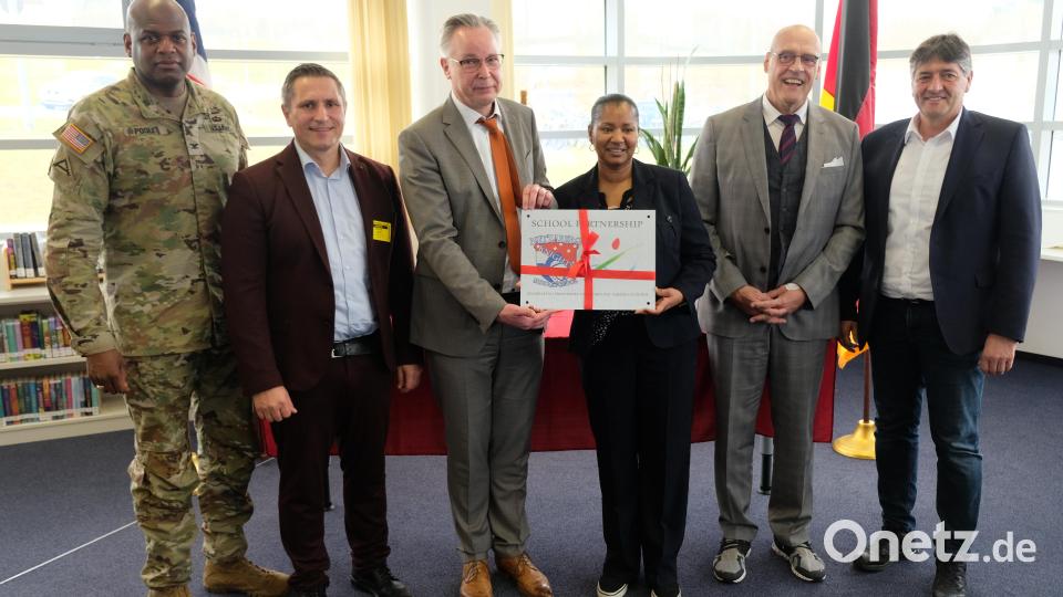 Zwischen dem Gymnasium Eschenbach und den &quot;Nachbarn aus Amerika&quot; besteht nun eine offizielle Schulpartnerschaft. Im Rahmen einer Feierstunde mit Schülerinnen und Schülern der Middle School Netzaberg und des Gymnasiums besiegelten Garrison Commander Kevin A. Poole, Eschenbachs Bürgermeister Marcus Gradl, Schulleiter Harald Olschner, Middle School-Leiterin Danell Dean, Studiendirektor Claus Fleischer und Bürgermeister Edgar Knobloch (von links) die künftige vertiefende Kooperation beider Schulen. Bild: do