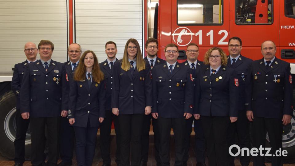 Die neu gewählte Vorstandschaft der Feuerwehr Waldthurn mit Vorstand Valentin Reil (Fünfter von rechts) und seiner Stellvertreterin Kerstin Wittmann (Siebte von rechts) Bild: fla