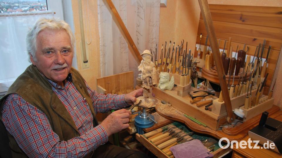 Auch mit 80 Jahren ist Schnitzen immer noch die große Leidenschaft von Heinrich Kapperer. Dafür hat er sich eigens eine Werkstatt eingerichtet. Bild: gsp