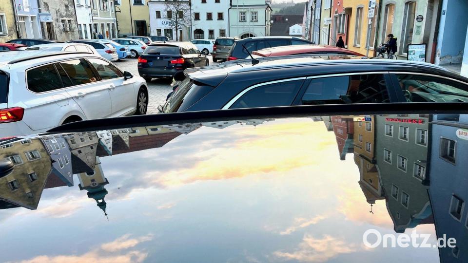 Weiß-blauer Himmel spiegelt sich im Lack eines geparkten Autos am Neustädter Stadtplatz. Bild: Gabi Schönberger