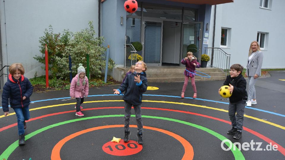 Auf dem Asphalt des Pausenhofs wurden Linien und Felder für Spiele aufgebracht. In den Pausen werden diese eifrig genutzt. Bild: jr