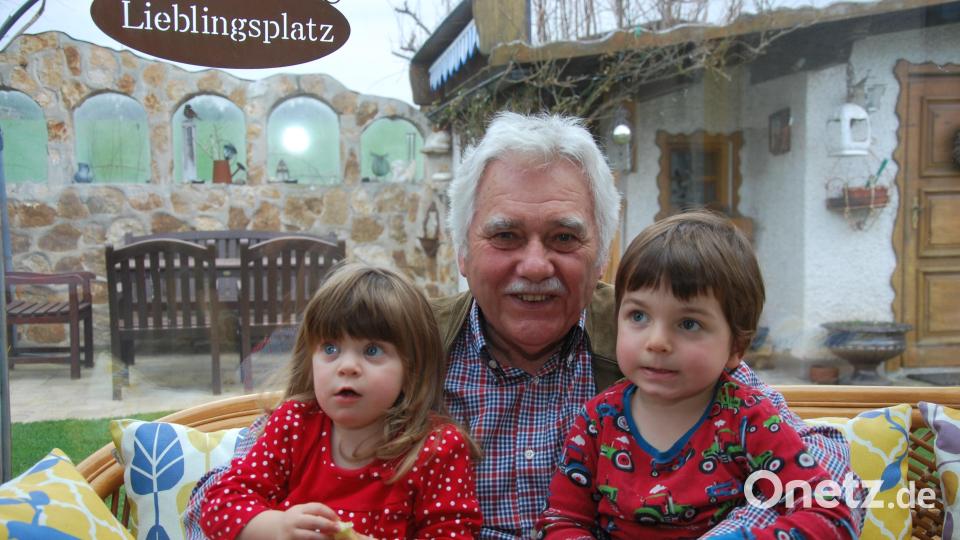 Der stolze Opa Heinrich Kapperer hält zwei seiner vier Enkel im Arm: Marie (2) und Anton (3). Bild: gsp