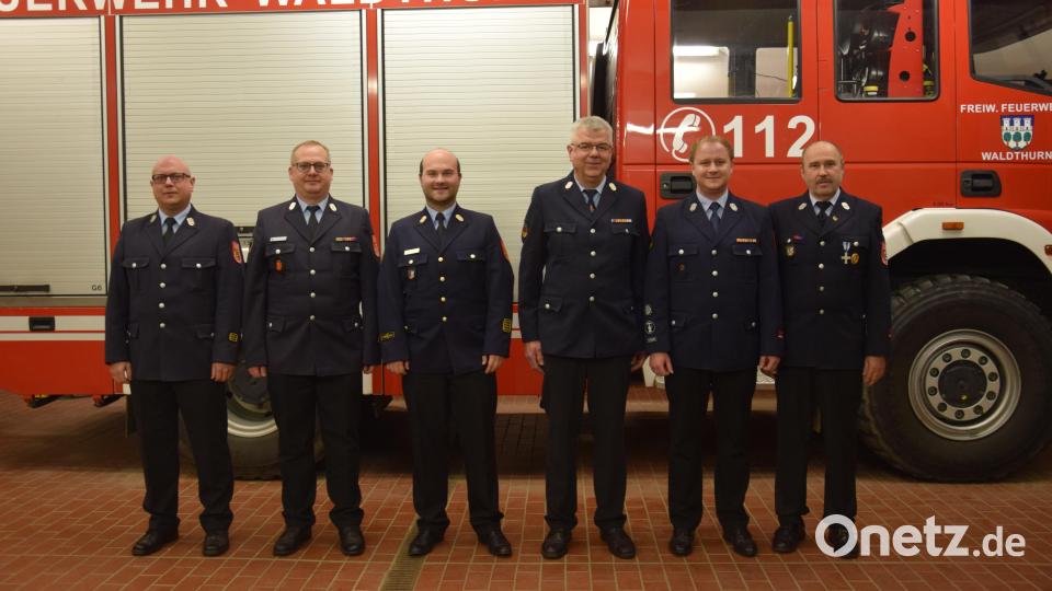 Kreisbrandmeister Alexander Kleber, Kreisbrandmeister Matthias Schmidt, Kreisbrandrat Marco Saller (von links) und stellvertretender Bürgermeister Roman Bauer (rechts) gratulieren Michael Bäumler (Dritter von rechts) zur Wiederwahl zum ersten Kommandanten und Christian Schön (Zweiter von rechts) zur Wahl zum zweiten Kommandanten. Bild: fla