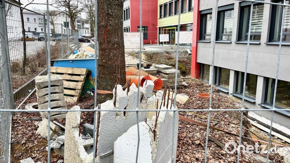 Mit Bauzäunen sind die Gruben im Pausenhof der Grundschule Neustadt gesichert. Bild: Gabi Schönberger