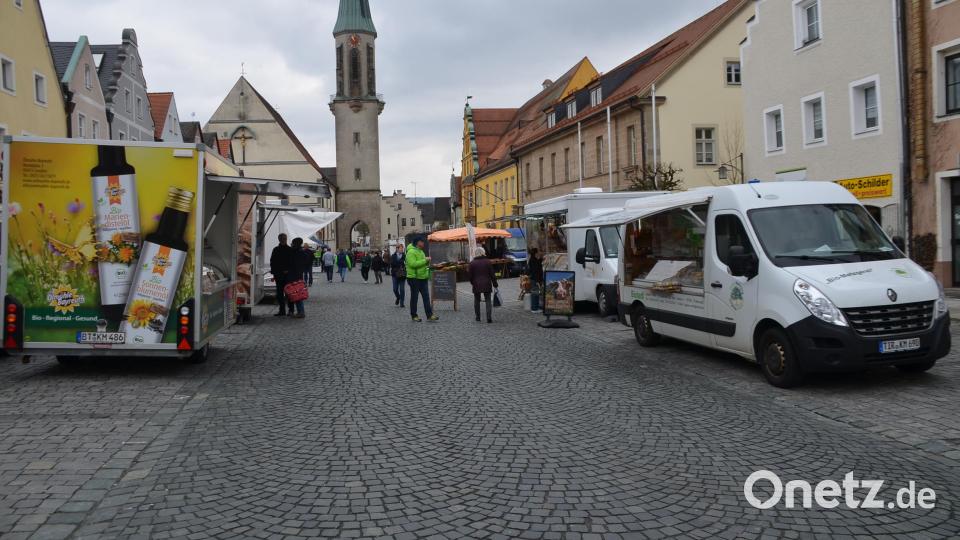 Auf dem Stadtplatz warteten die Händler auf die Kunden. Bild: ak