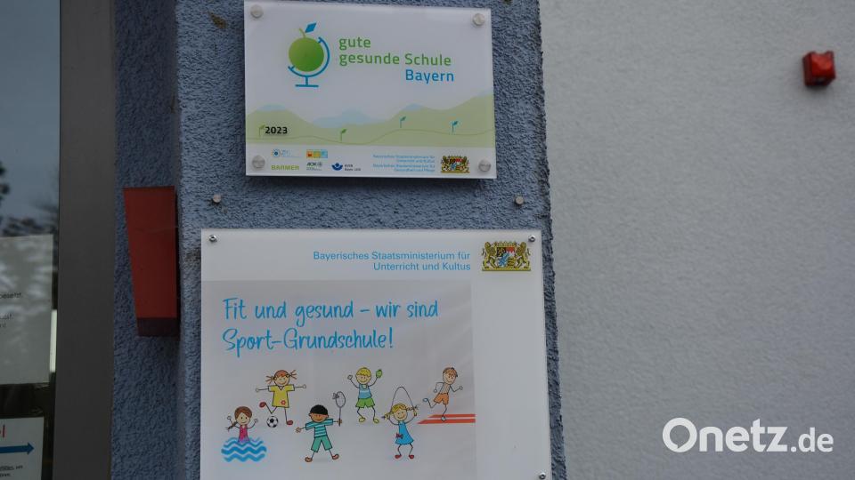 "Sport-Grundschule" und „Gute gesunde Schule“ - diese Auszeichnungen sind gut sichtbar am Haupteingang angebracht. Bild: jr
